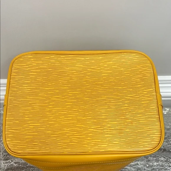 Louis Vuitton Yellow Epi Leather Bucket Shoulder Bag - Picture 10 of 16